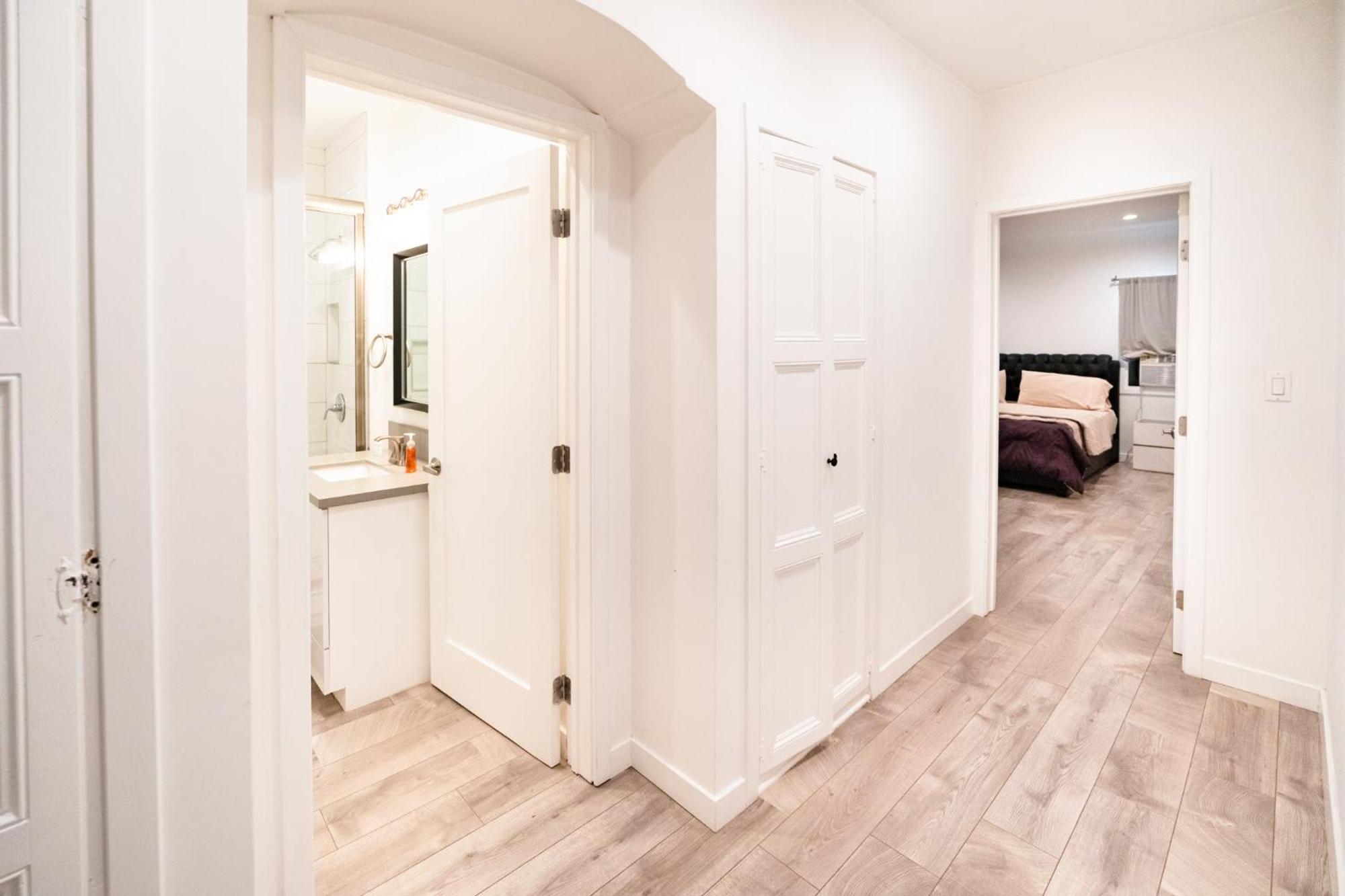 Spacious 3-bedroom 3-bathroom With 2-living By Beverly Hills Appartement *