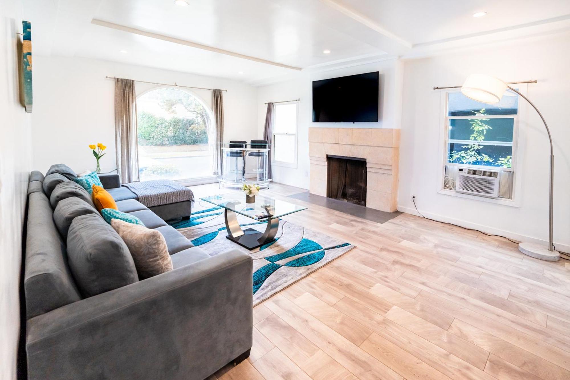 Spacious 3-bedroom 3-bathroom With 2-living By Beverly Hills Appartement